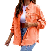 Chaqueta vaquera de color con dobladillo sin rematar